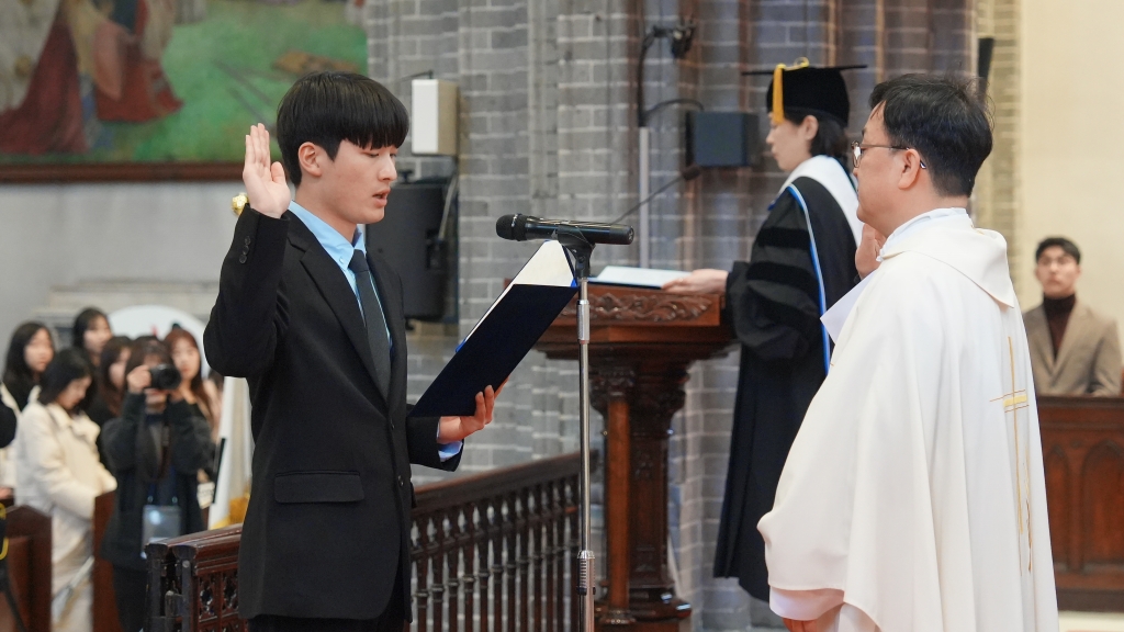 의류, 사람, 슈트, 예배이(가) 표시된 사진

AI가 생성한 콘텐츠는 부정확할 수 있습니다.