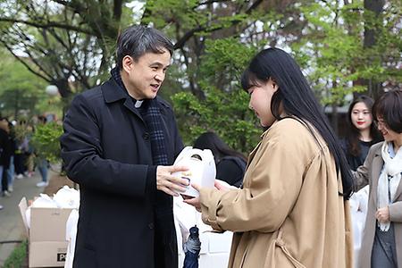중간고사 '에잇(A+)! 받아가대! ' 간식 나눔 행사